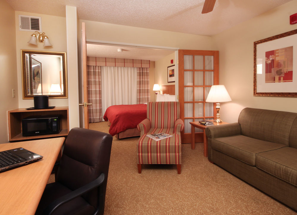 Country & By Radisson, Airport, Oh